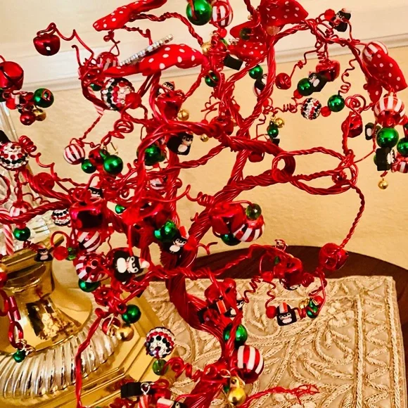 Red festive Christmas tree - Picture 5 of 5